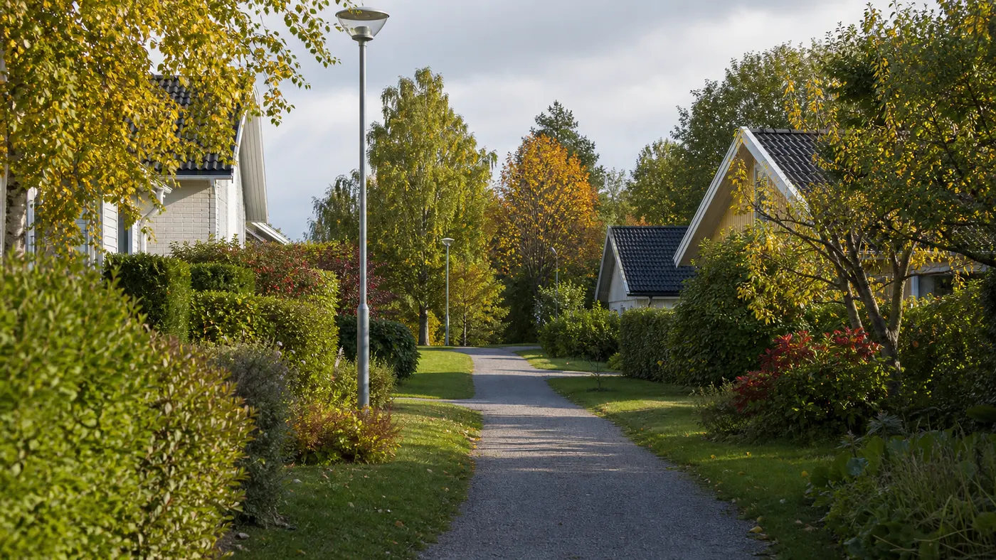 Miljöbild av gångväg och bostäder i ett svenskt villaområde