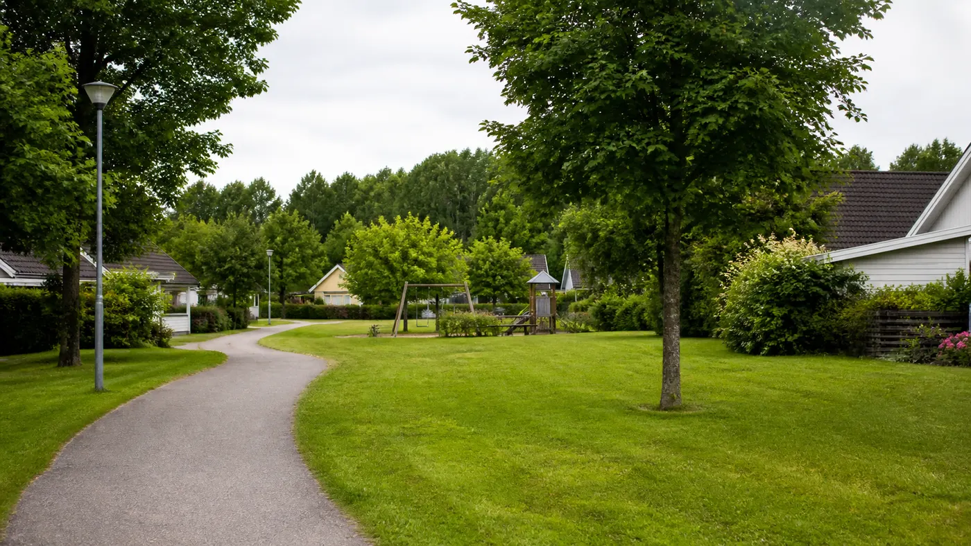 Miljöbild av gemensam grönyta i ett svenskt bostadsområde